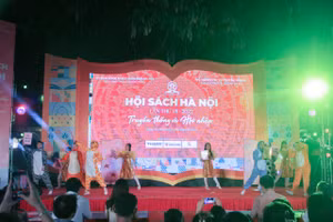 Học sinh Hoàn Kiếm tự tin giới thiệu sách trên sân khấu Hội Sách Hà Nội 2022.