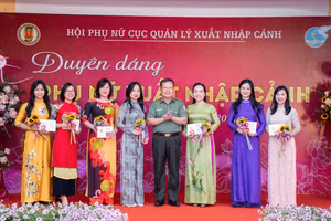 Phụ nữ xuất nhập cảnh duyên dáng chào mừng ngày 20/10