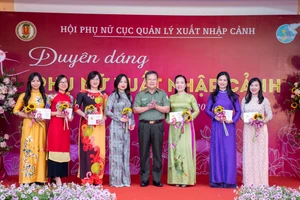 Phụ nữ xuất nhập cảnh duyên dáng chào mừng ngày 20/10