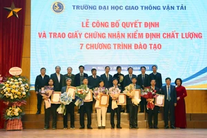 Công bố, trao giấy chứng nhận kiểm định chất lượng 7 chương trình đào tạo.