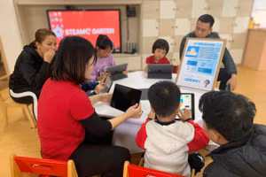 Học sinh mầm non thích thú làm quen, trải nghiệm với ứng dụng công nghệ. 