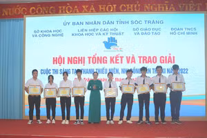 Ban Tổ chức trao giải cho các tác giả.