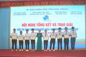 Ban Tổ chức trao giải cho các tác giả.