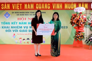 Phó Giám đốc Sở GD&ĐT Tiền Giang Huỳnh Thị Phượng (phải) nhận quà tượng trưng từ đại diện NXB Giáo dục Việt Nam.