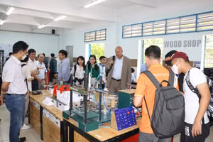 Đại biểu tham quan, trao đổi thảo luận tại sự kiện.