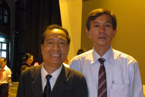 Nhà giáo Nguyễn Ngọc Ký và tác giả.