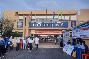 Thí sinh Cà Mau đến trường thi sớm.