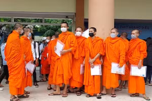 Thí sinh dân tộc Khmer trong bộ trang phục truyền thống đến điểm thi.