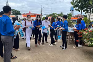 Thí sinh đến trường thi sớm, được tình nguyện viên Trường ĐH Trà Vinh đón tiếp, hỗ trợ.