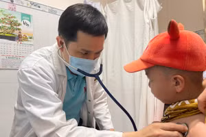 Khám tim cho trẻ em tại Thị xã Gò Công, Tiền Giang.