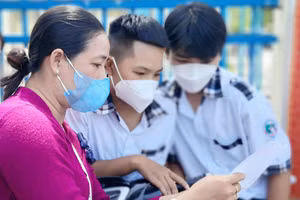 Cô, trò trong kỳ thi tuyển sinh lớp 10 tỉnh An Giang.