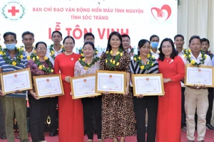 Cô Nguyễn Thị Ngoan (thứ 4 từ phải sang) nhận Bằng khen của Chủ tịch UBND tỉnh Sóc Trăng tại Lễ tôn vinh 125 tấm gương hiến máu tình nguyện tiêu biểu năm 2022.