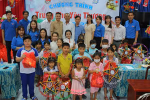 Đoàn Trường ĐH Kiên Giang chia sẻ niềm vui Trung thu đến trẻ em xã Vĩnh Thạnh, huyện Giồng Riềng.