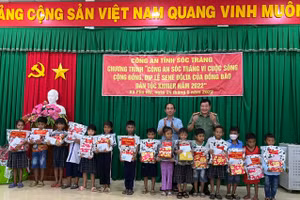 Đại tá Lâm Thành Sol, Giám đốc công an tỉnh Sóc Trăng tặng quà cho học sinh.