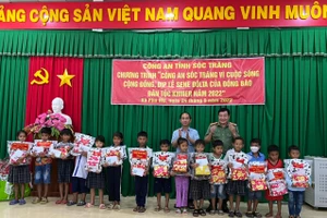 Đại tá Lâm Thành Sol, Giám đốc công an tỉnh Sóc Trăng tặng quà cho học sinh.