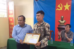 Phó Chủ tịch UBND tỉnh Cà Mau Nguyễn Minh Luân trao bằng khen cho anh Nguyễn Hiền Phong.