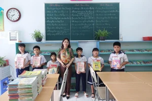 HS Trường Tiểu học Âu Dương Lân (TP Mỹ Tho, Tiền Giang) nhận sách SGK trước thềm năm học mới.