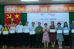 Trao chứng chỉ cho các học viên hoàn thành tập huấn.