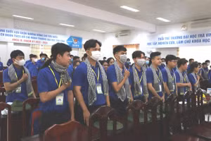 Sinh viên tham gia Chiến dịch Thanh niên tình nguyện hè .