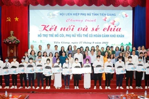 Trao học bổng cho học sinh tại chương trình.