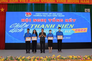 Trao giấy khen của Hiệu trưởng Trường ĐH Kiên Giang cho các tập thể, cá nhân đạt thành tích Chiến dịch Thanh niên tình nguyện hè năm 2022.