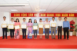 Tuyên dương các cá nhân xuất sắc trong phong trào trường học xanh - sạch - đẹp. 