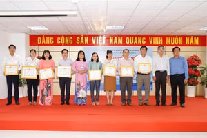 Tuyên dương các cá nhân xuất sắc trong phong trào trường học xanh - sạch - đẹp. 