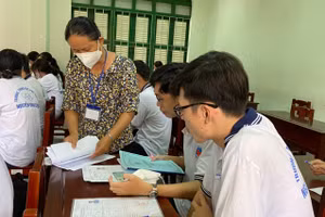 Thí sinh tỉnh Tiền Giang làm thủ tục dự thi chiều 6/7.