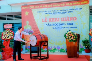 Ông Trần Thanh Mẫn, Phó Chủ tịch Thường trực Quốc hội đánh trống khai giảng năm học mới tại Trường Tiểu học Hồng Bàng.