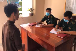 Lực lượng biên phòng làm việc với những người bị trôi dạt trên biển.