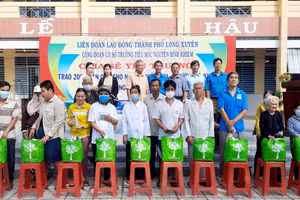 Trao quà cho người khiếm thị hoàn cảnh khó khăn TP Long Xuyên và huyện Chợ Mới (An Giang).