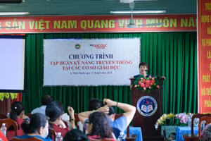 Nhà báo Dương Thanh Hương, Phó Tổng biên tập Báo GD&TĐ phát biểu tại khóa tập huấn.