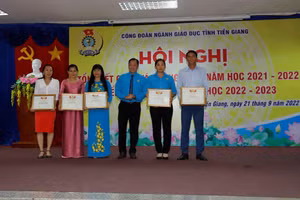 Tặng bằng khen của LĐLĐ tỉnh cho các cá nhân.