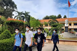 Thí sinh Tiền Giang ra về sau khi thi xong bài thi tổ hợp.