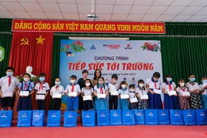 Nhà báo Dương Thanh Hương, Phó Tổng biên tập Báo GD&TĐ cùng bà Nguyễn Thị Ngọc Hà, Phó Giám đốc Sở GD&ĐT Vĩnh Long trao học bổng, quà cho học sinh.