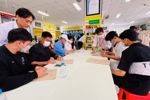 Tân sinh viên Trường ĐH Trà Vinh được hỗ trợ làm thủ tục nhập học. Ảnh: H. Nam