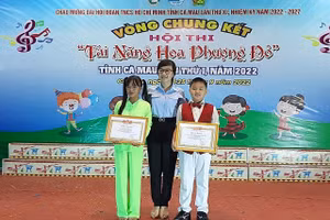 Phó Bí thư tỉnh đoàn Cà Mau Nguyễn Hồng Thắm trao giải nhất cho các thí sinh.