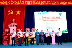 Trường ĐH Đồng Tháp đón nhận giấy chứng nhận cho các chương trình đào tạo.