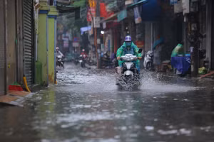 Nhiều tuyến đường ngập khá sâu sau trận mưa lớn.