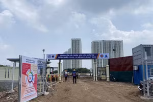 Cận cảnh bệnh viện dã chiến đang trong quá trình thi công tại Hà Nội.