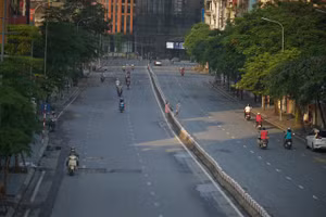 Đường phố Hà Nội vắng vẻ ngày đầu áp dụng Chỉ thị 17.