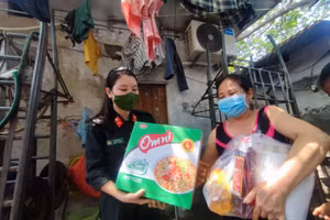 Những phần quà là nhu yếu phẩm được trao tận tay những người dân có hoàn cảnh khó khăn.