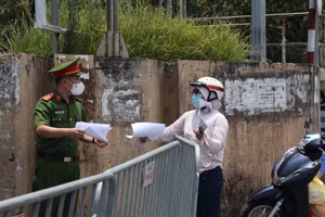 Người dân tại phường Chương Dương không được ra khỏi vùng cách ly, các trường hợp không tuân thủ yêu cầu cách ly sẽ bị cưỡng chế thi hành theo quy định pháp luật.