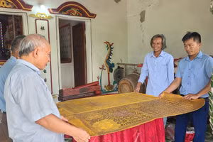 Sắc phong cho một vị quan đang được dòng họ Nguyễn Xuân ở thôn Đồng Sơn (xã Mai Phụ, huyện Lộc Hà) lưu giữ.