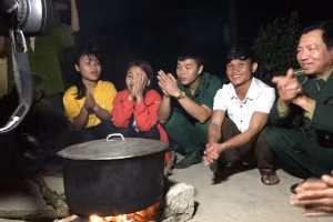 Anh Cao Xuân Long (áo trắng) cùng cán bộ Biên phòng đi thăm dân bản. (Ảnh: CTV)