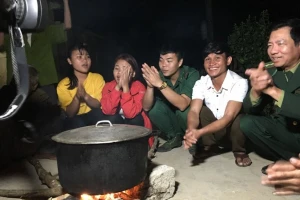 Anh Cao Xuân Long (áo trắng) cùng cán bộ Biên phòng đi thăm dân bản. (Ảnh: CTV)