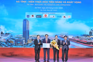 Phó thủ tướng Chính phủ Trần Hồng Hà và Bộ trưởng Bộ KH&ĐT Nguyễn Chí Dũng trao quyết định phê duyệt Quy hoạch tỉnh, tặng hoa chúc mừng Hà Tĩnh. 