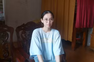 Sau khi Báo GD&TĐ đăng tải thông tin, Phương Trinh đã nhận được sự quan tâm giúp đỡ của chính quyền địa phương và nhà hảo tâm. (Ảnh: Vũ Long)