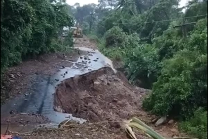 Nhiều km trên tuyến đường nối từ thủ đô Viêng Chăn (Lào) đến Cửa khẩu quốc tế Cầu Treo bị sạt lở nghiêm trọng.