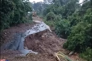 Nhiều km trên tuyến đường nối từ thủ đô Viêng Chăn (Lào) đến Cửa khẩu quốc tế Cầu Treo bị sạt lở nghiêm trọng.